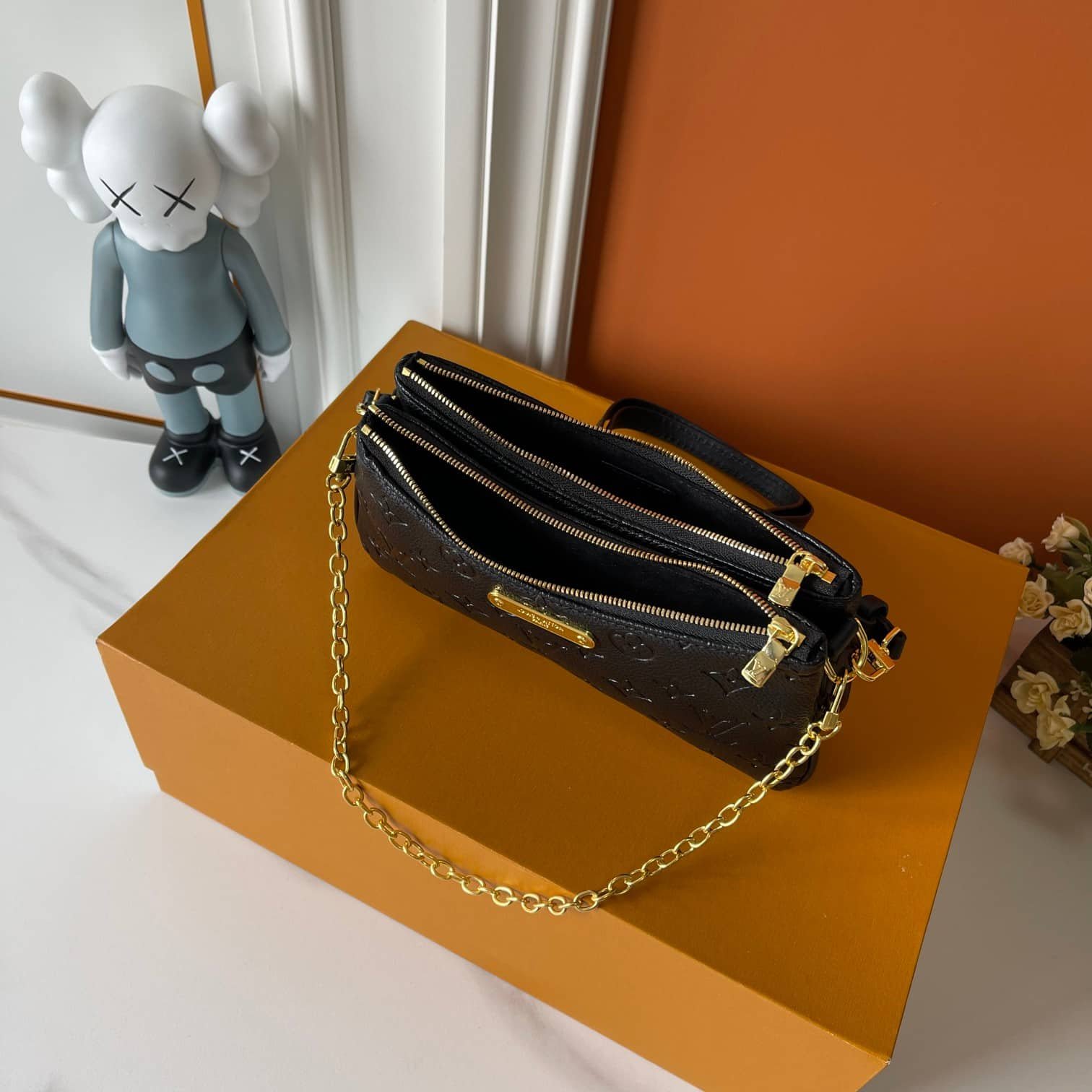 L0vis Vvtt0n Pochette Liv Black 24Cm M83301