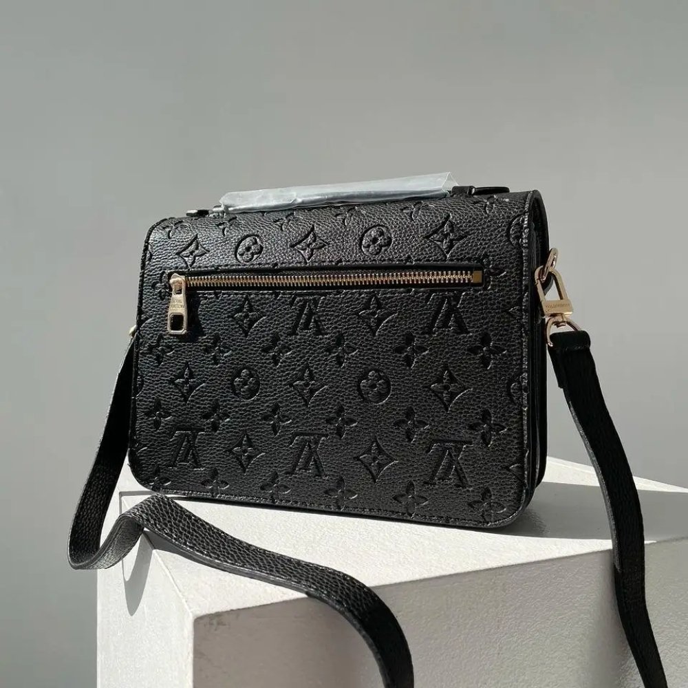 L0vis Vvtt0n Pochette Métis Monogram Empreinte Black 25Cm M41487