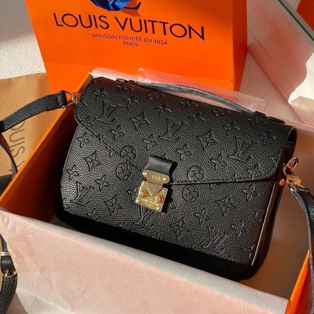 L0vis Vvtt0n Pochette Métis Monogram Empreinte Black 25Cm M41487